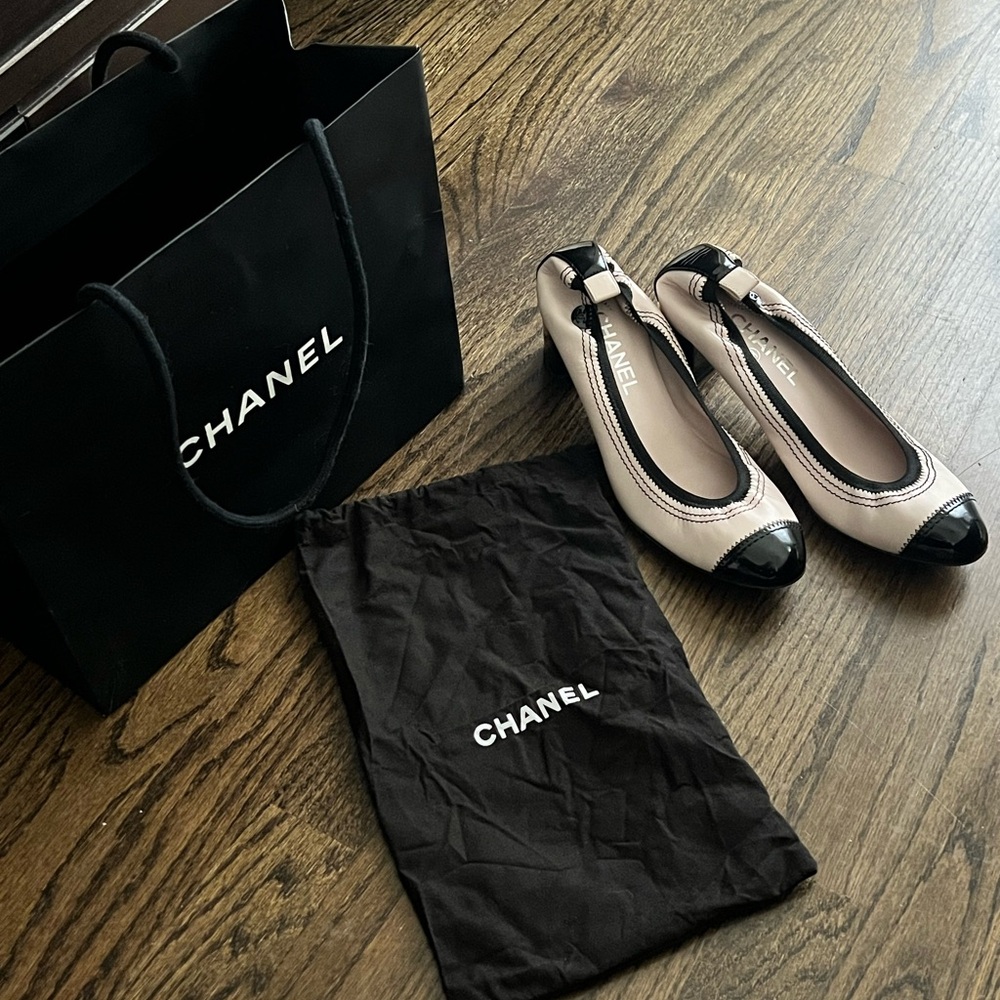 Chanel Beige/Black Leather and Patent Cc Cap Toe Ballet Heels